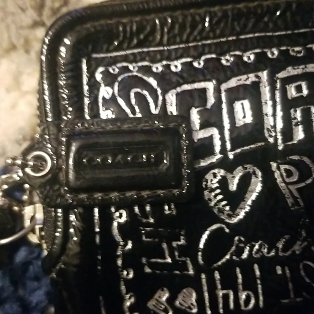 Coach poppy wristlet comes with black coach tag silver writing over black - Picture 3 of 7